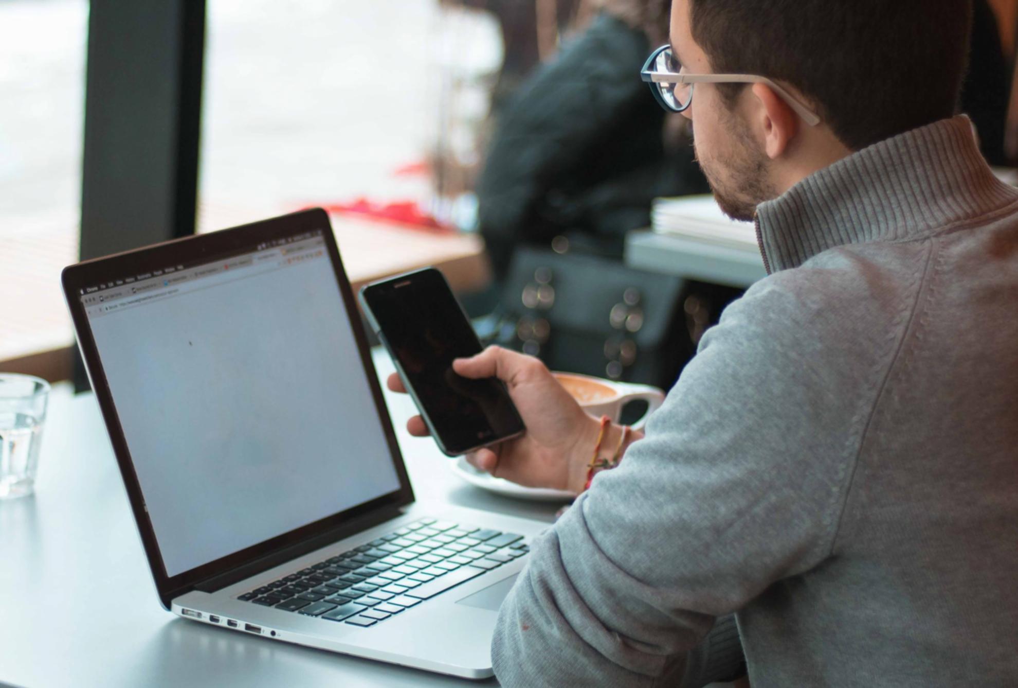 Teilnehmer arbeiten an Finanzanalysen mit echten Unternehmensdaten